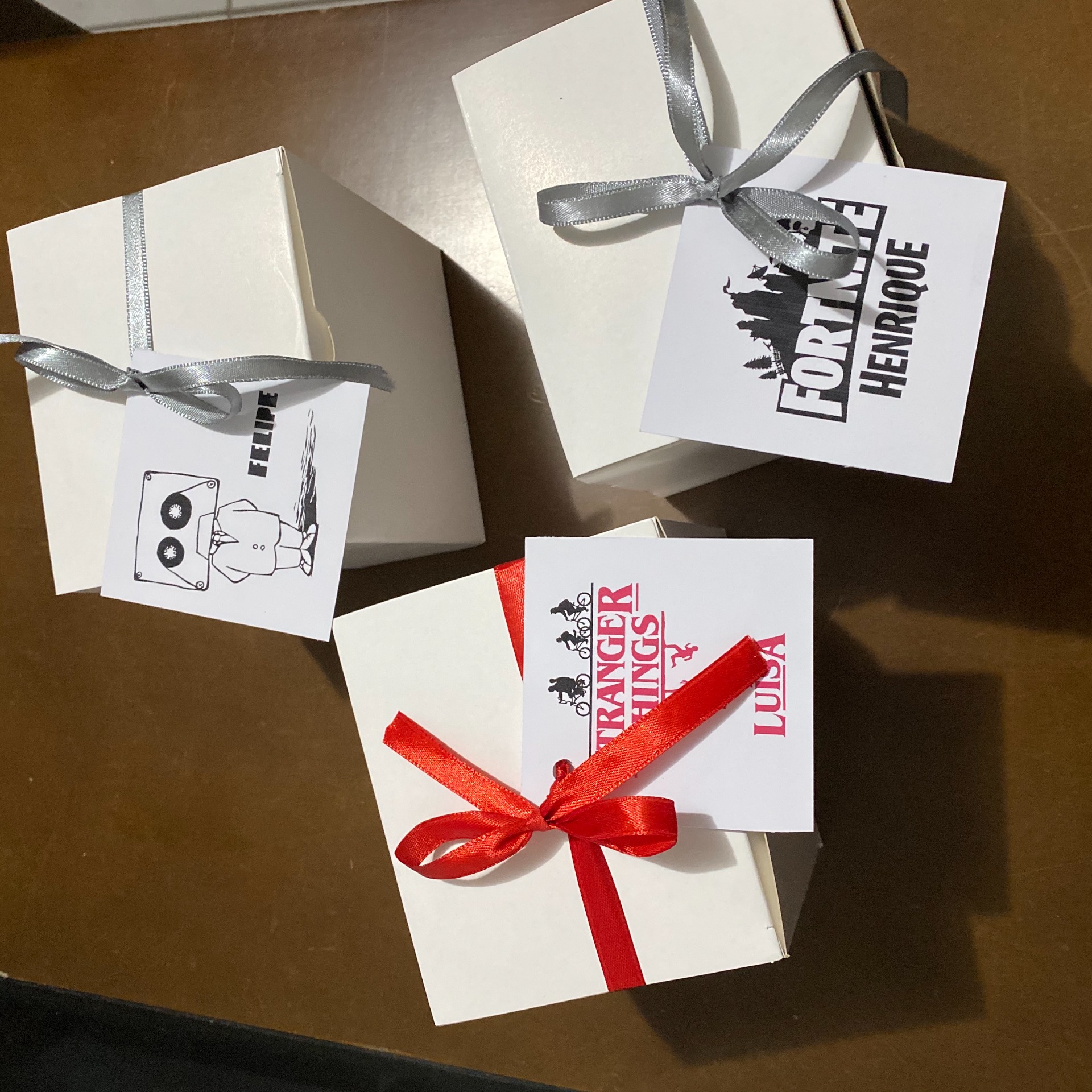 Caixas adornadas com fita, para embalagem de canecas personalizadas