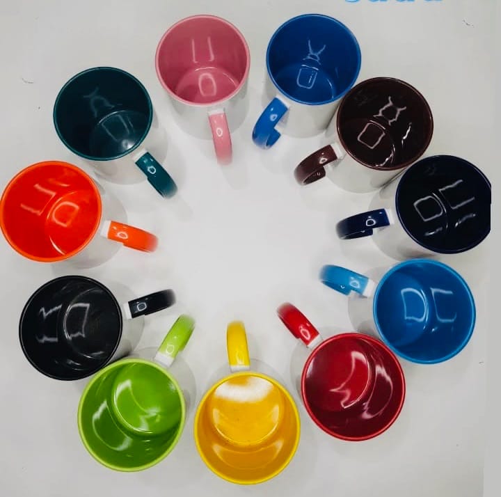 Modelos de canecas de porcelana com interior e alça coloridos em tons de rosa, azul, preto.e outras