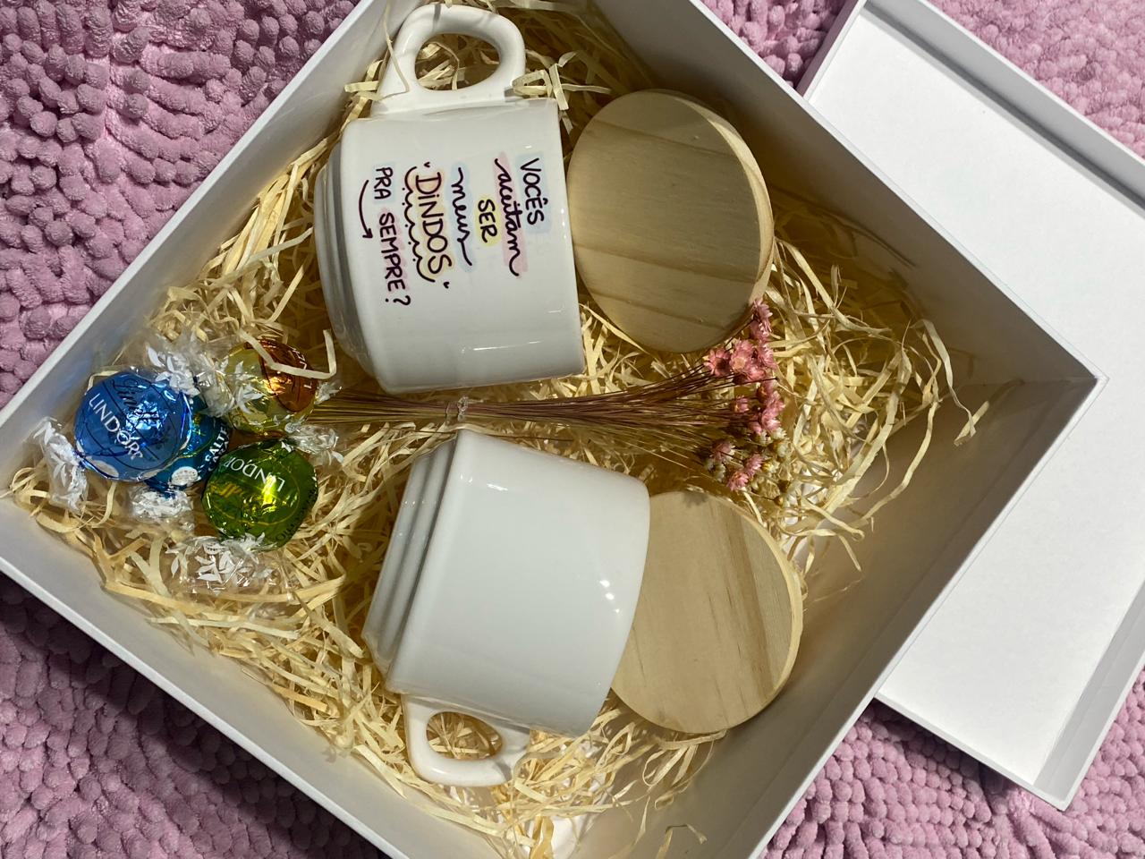 Caneca de porcelana branca personalizada com a frase Dinda para convite de batizado.