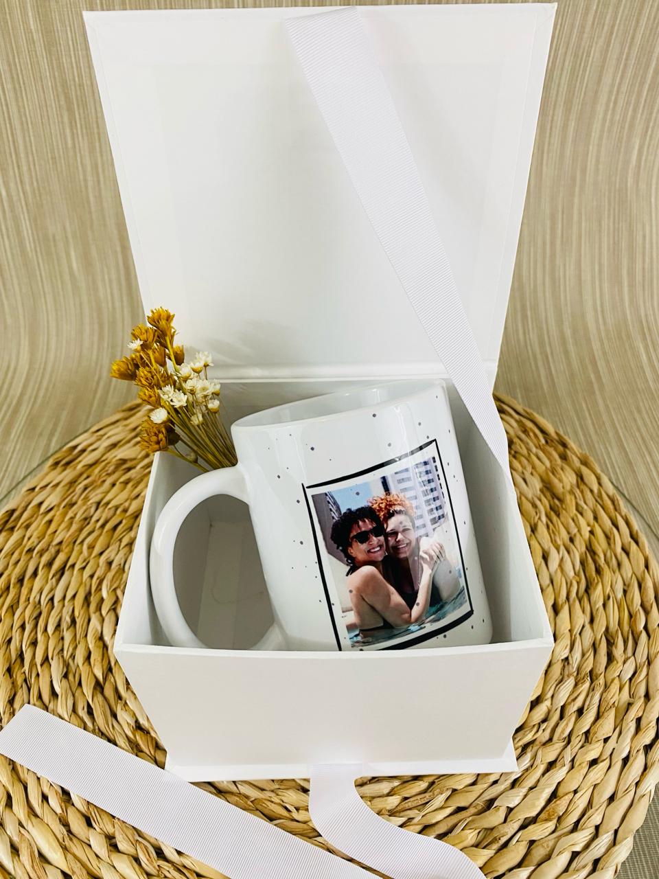 Kit de presente personalizado com caneca de porcelana em caixa decorada para padrinhos.